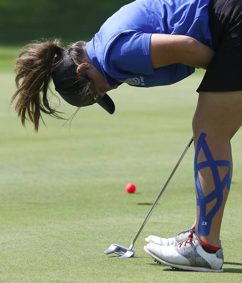 Dundee Crown’s Megan Lass reacts to missing a putt on the 18th green during the Fox Valley Conference Girls Golf Tournament Wednesday, Sept. 21, 2022, at Crystal Woods Golf Club in Woodstock.