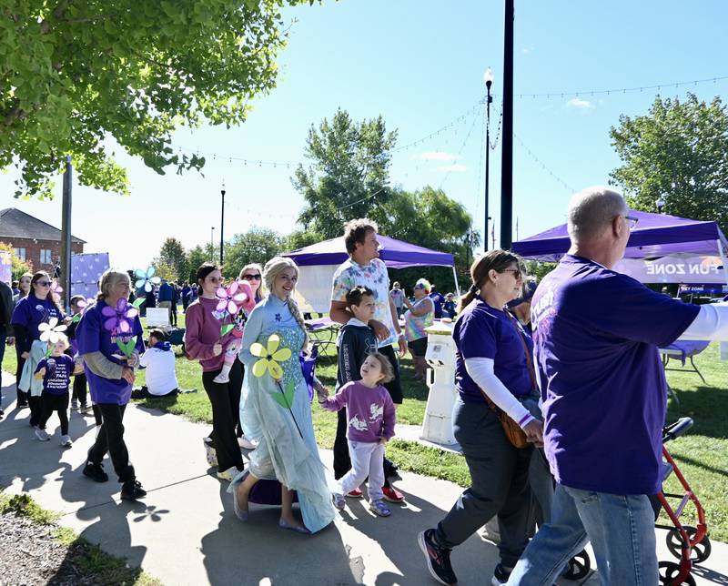 Participants leave the Jordan Block and head to Washington Park in Ottawa on Saturday Sept. 7, 2024  for the Walk to End Alzheimer’s.