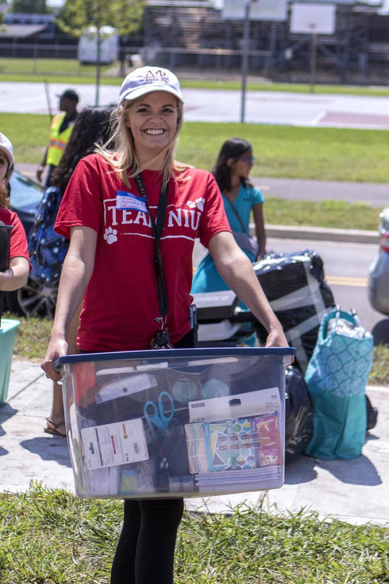 Students, parents crowd campus for NIU MoveIn Day Shaw Local