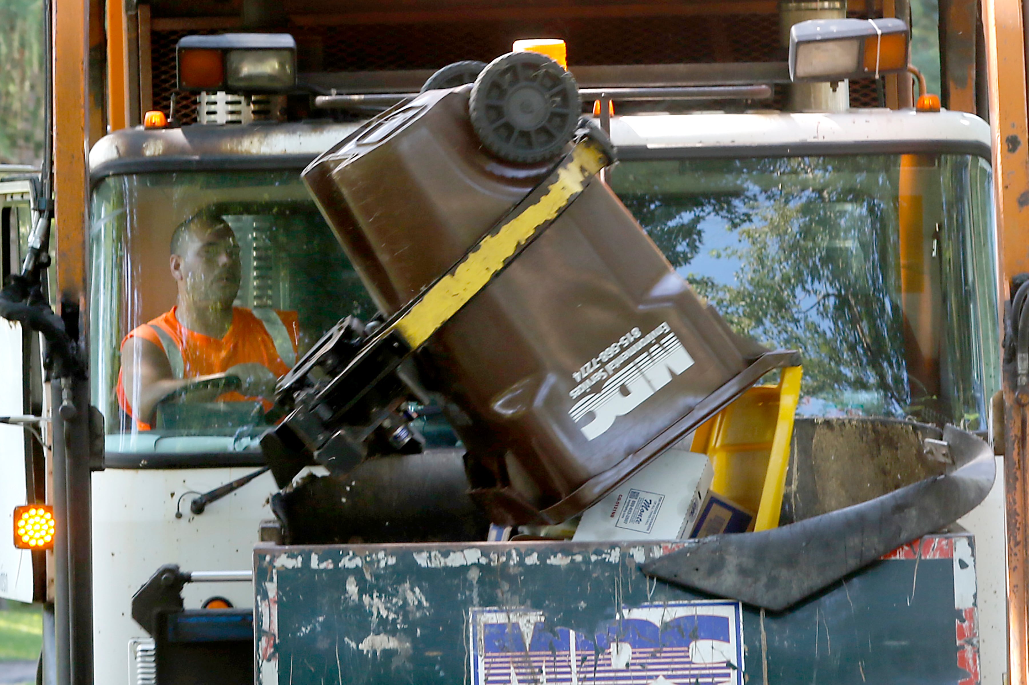 MDC Environmental Services picks up recycling on Friday, Aug. 16. 2024, along Sharon Drive in Woodstock.