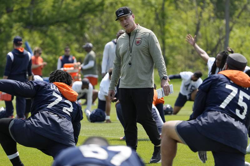 Chicago Bears head coach Matt Eberflus, center, talks with offensive lineman Alex Leatherwood during the team's OTAs, Tuesday, May 23, 2023, in Lake Forest.