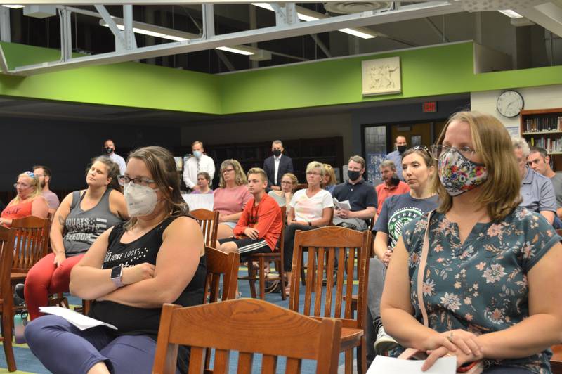 Woodstock School District 200 school board requires masks for