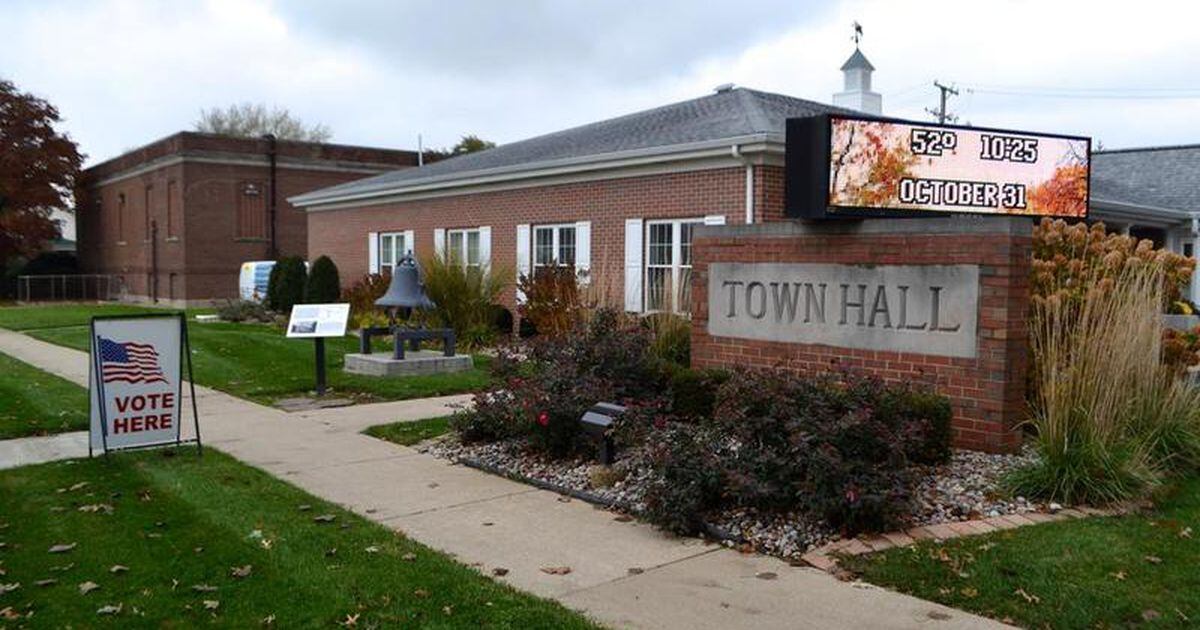 Voters complain of long wait times at early voting site in Crete ...