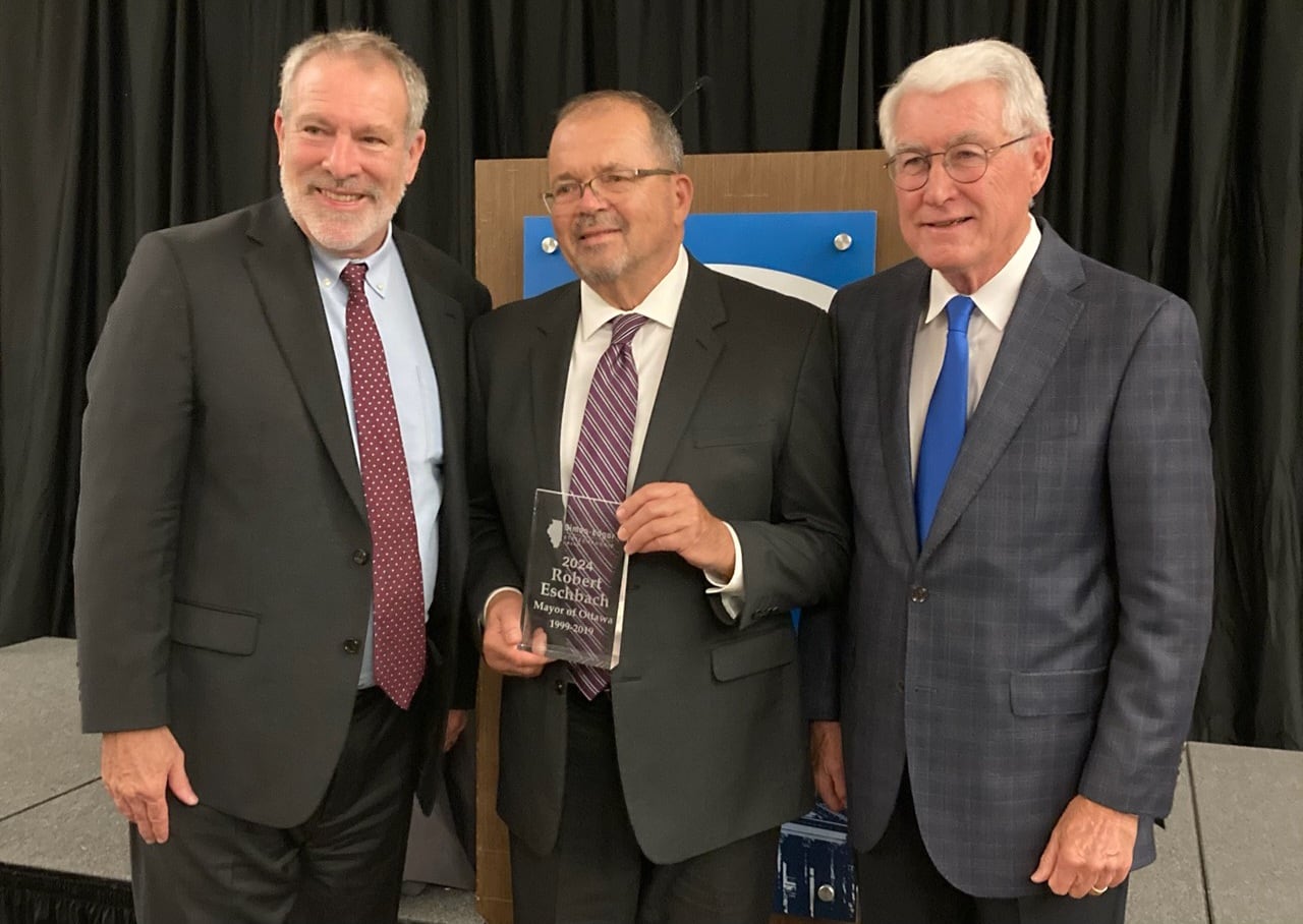 Former Ottawa mayor and activist Bob Eschbach (center) receives the Paul-Simon-Jim Edgar Statesmanship Award from Paul Simon Public Policy Institute director John Shaw (left) and former Illinois governor Jim Edgar, at a ceremony in Champaign on Tuesday.