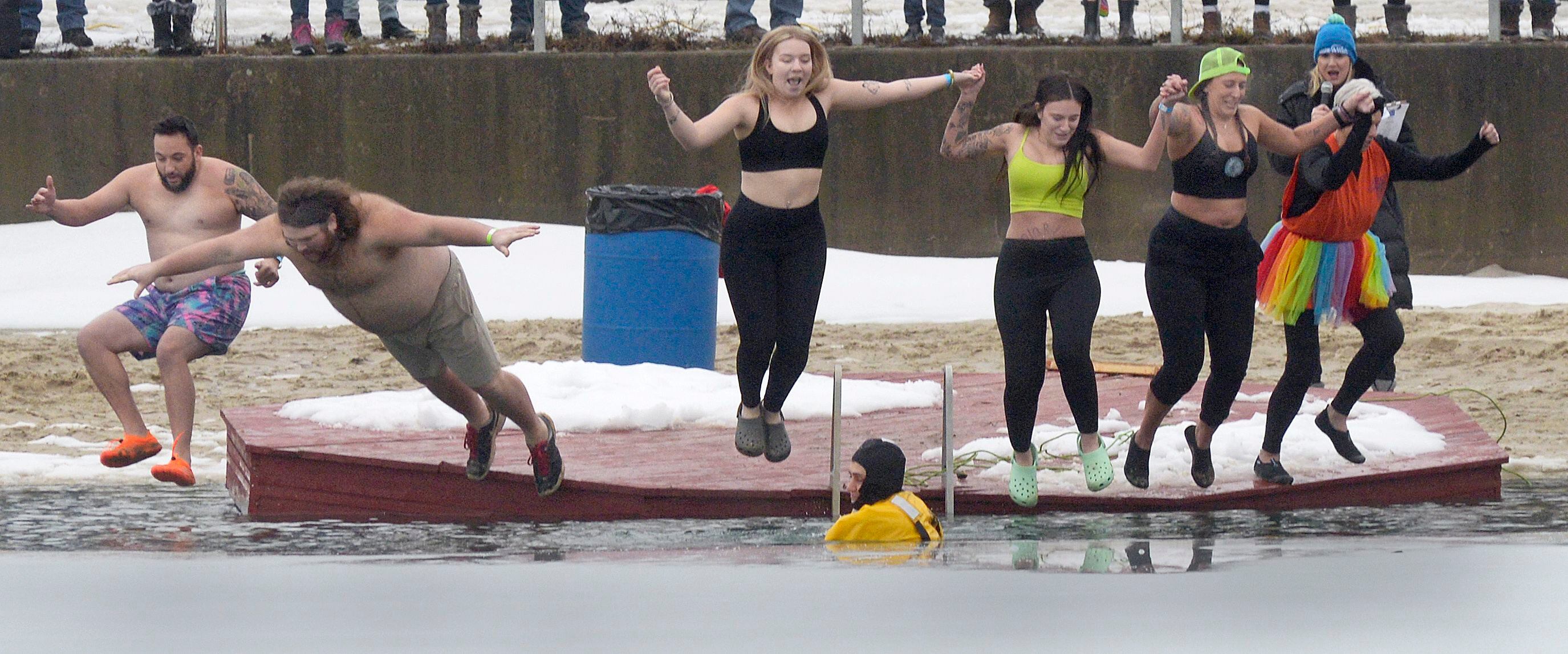 140 hardy souls take the Penguin Plunge in Ottawa – Shaw Local