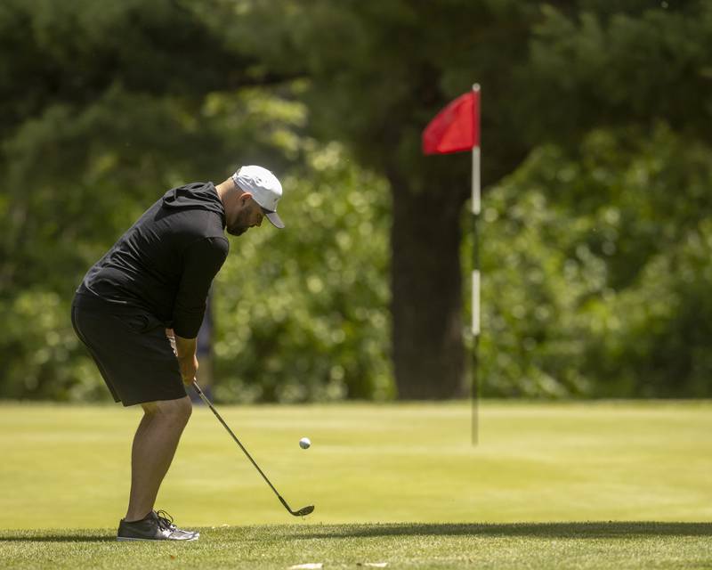 Jesse Cavanaugh chips the ball onto the green on the first hole during the final round of the Pine Hills Invitational on June 9, 2024.