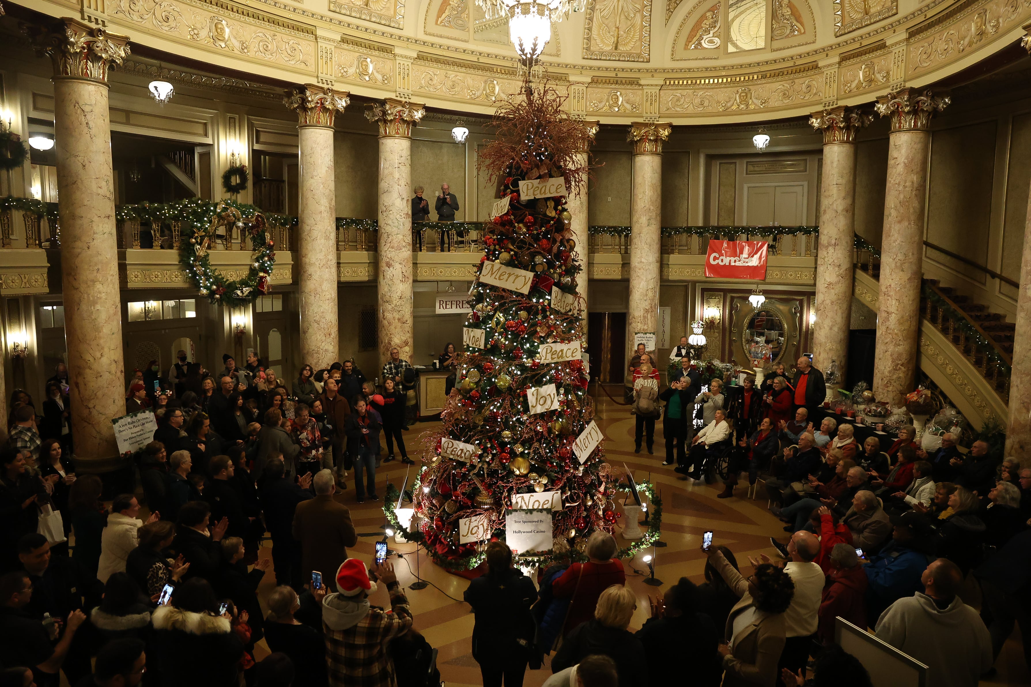 Joliet’s Rialto Theatre welcomes holiday season with music, tree lighting