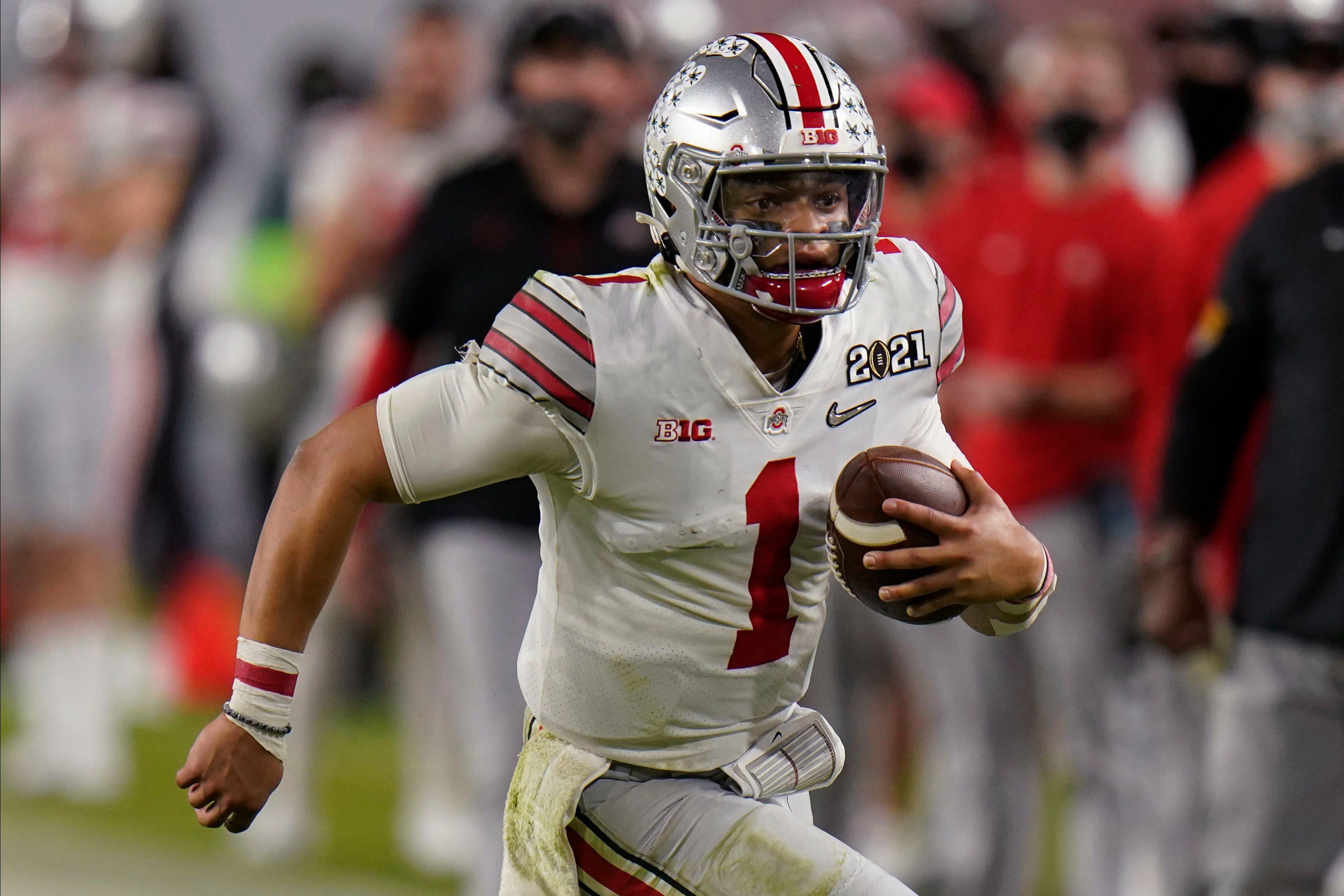 Bears quarterback Justin Fields starts with razzle-dazzle, ends