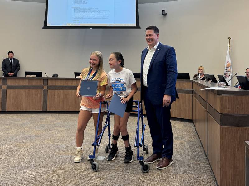 Saratoga Elementary state champions Aubrey McConnell, Sophia Day, and Morris Mayor Chris Brown.