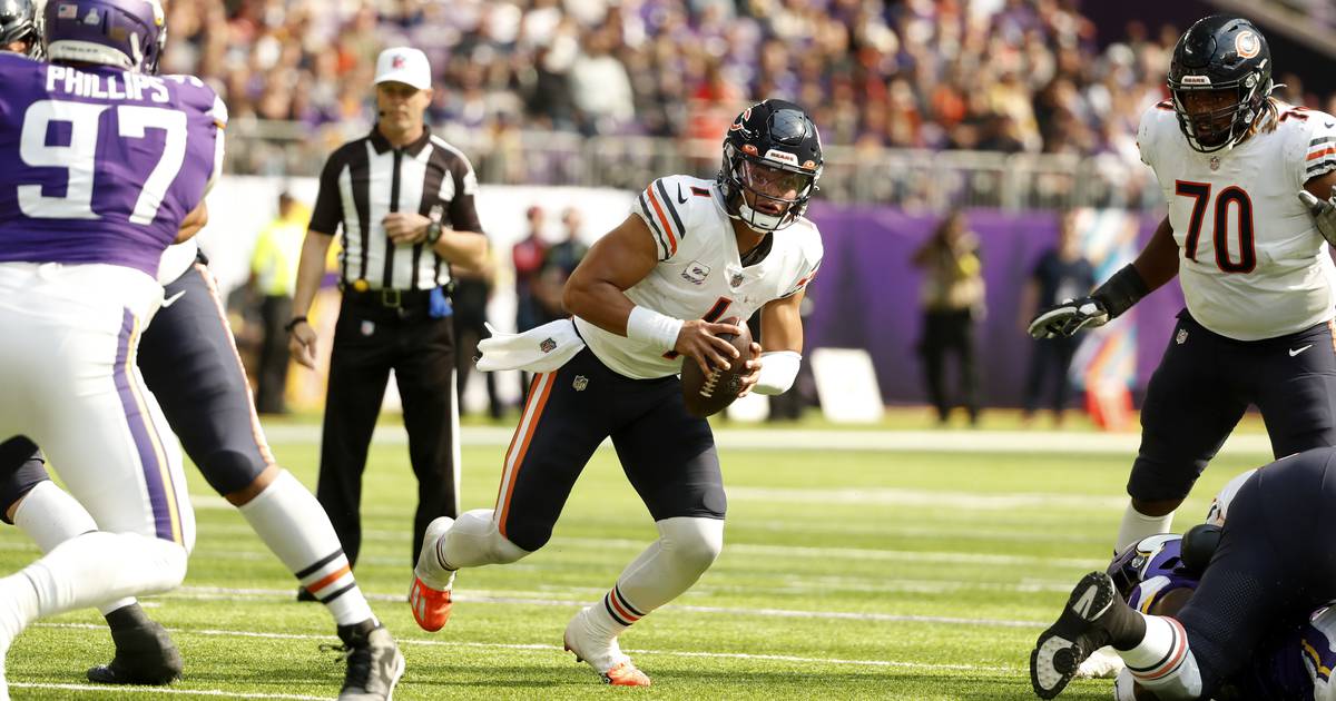 Commanders vs. Bears props, odds, best bets, AI predictions, TNF picks:  Justin Fields over 0.5 interceptions 