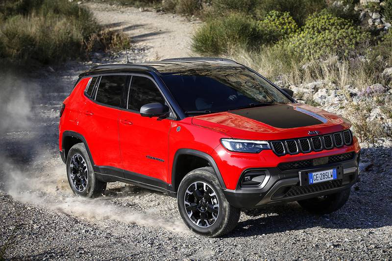 The 2023 Jeep Compass is making a splash with the introduction of a 2.0-liter direct injection turbocharged inline four-cylinder engine. Offered for the first time on the 2023 Jeep Compass, this powerplant elevates the overall performance and road manners.