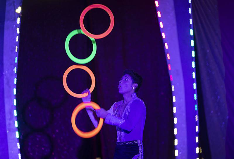 A juggler with Cirque Luz Dalia performs for a sold out crowd Tuesday, April 2, 2024 at Dixon Park District’s The Facility.