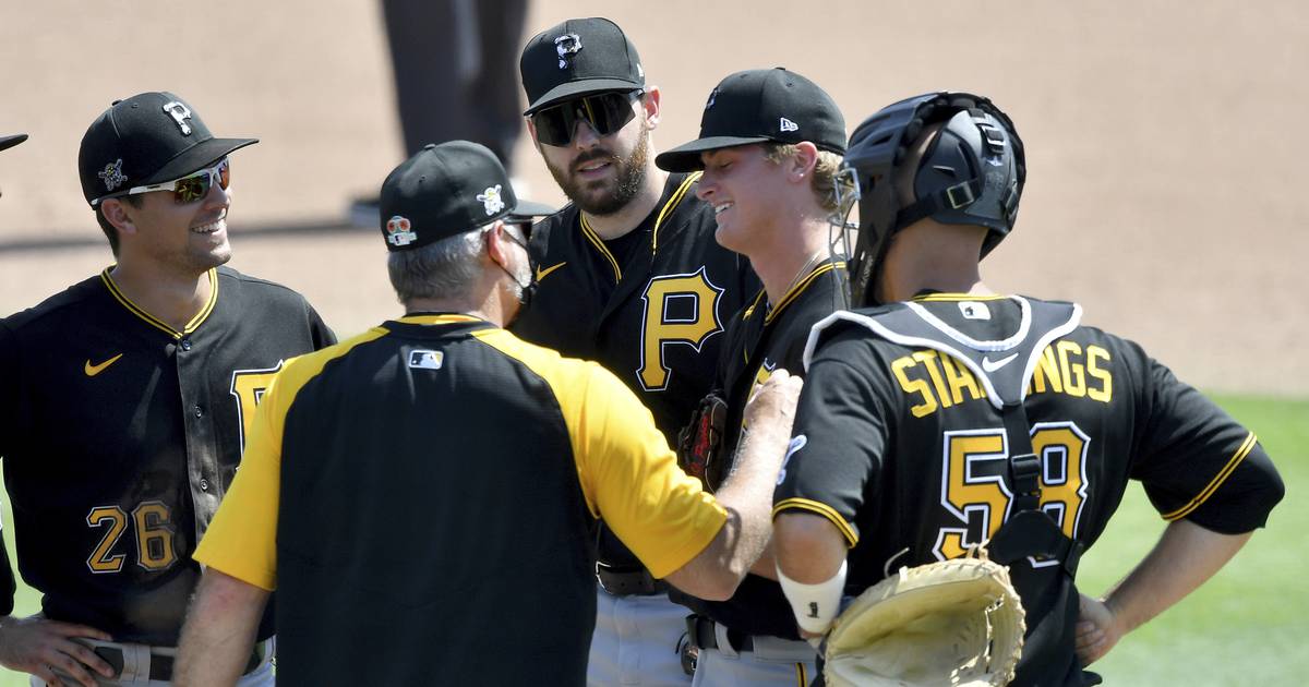 Pirates bring back yellow-black uniforms from the 70s