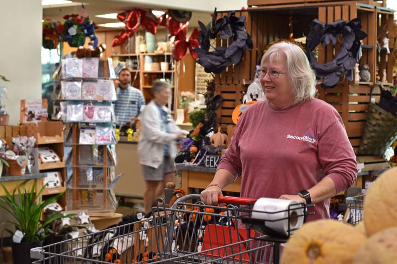 Hometown Hero grand prize winner Dana VanAutreve prepares for her two-minute Peru HyVee shopping spree.