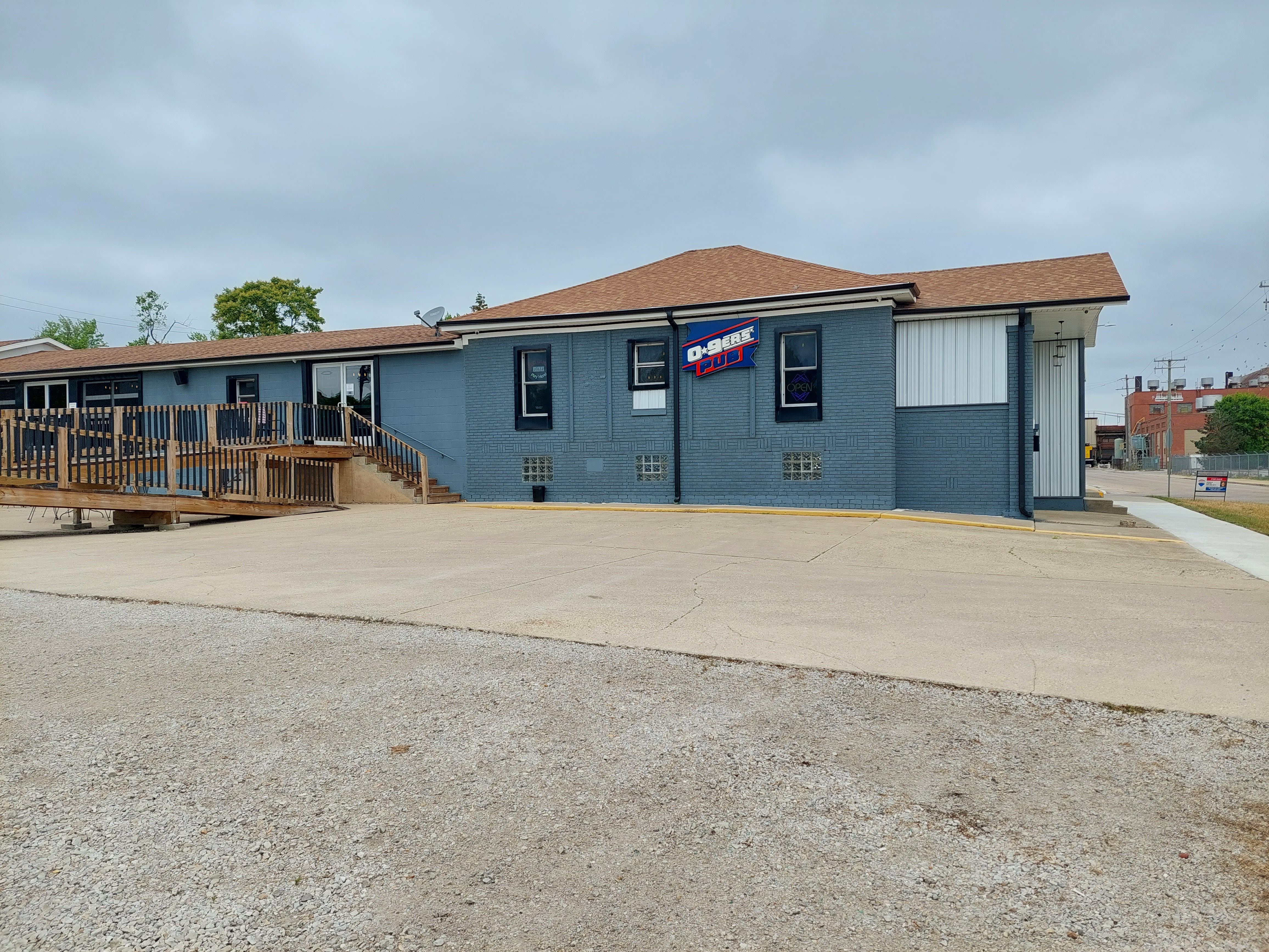 O-9ers' Pub in Streator is located across Shabbona Street from Owens-Illinois glass factory. The O-9ers’ name derives from the old “Line-O-Nine” weekly employee newspaper that Owens-Illinois used to publish as a way to keep up with news across the factory.