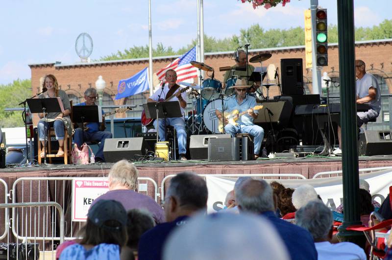 Photos: Lyle Grobe and the Rhythm Ramblers entertain after Petunia ...