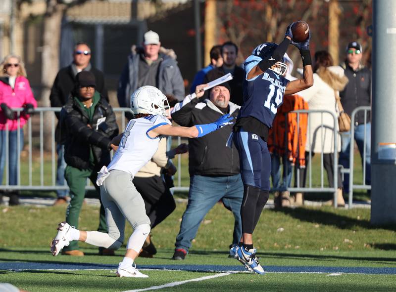 Nazareth's Trenton Walker (19) makes a catch against St. Francis during the boys varsity IHSA 5A semifinal between Nazareth Academy and St. Francis high school in La Grange Park, IL on Saturday, Nov. 18, 2023.