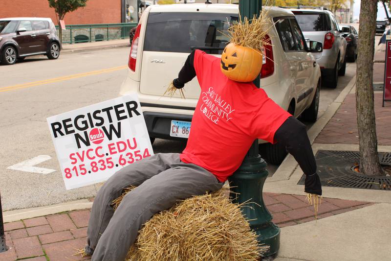 2021 Dixon Scarecrow Festival. Lamp post display.