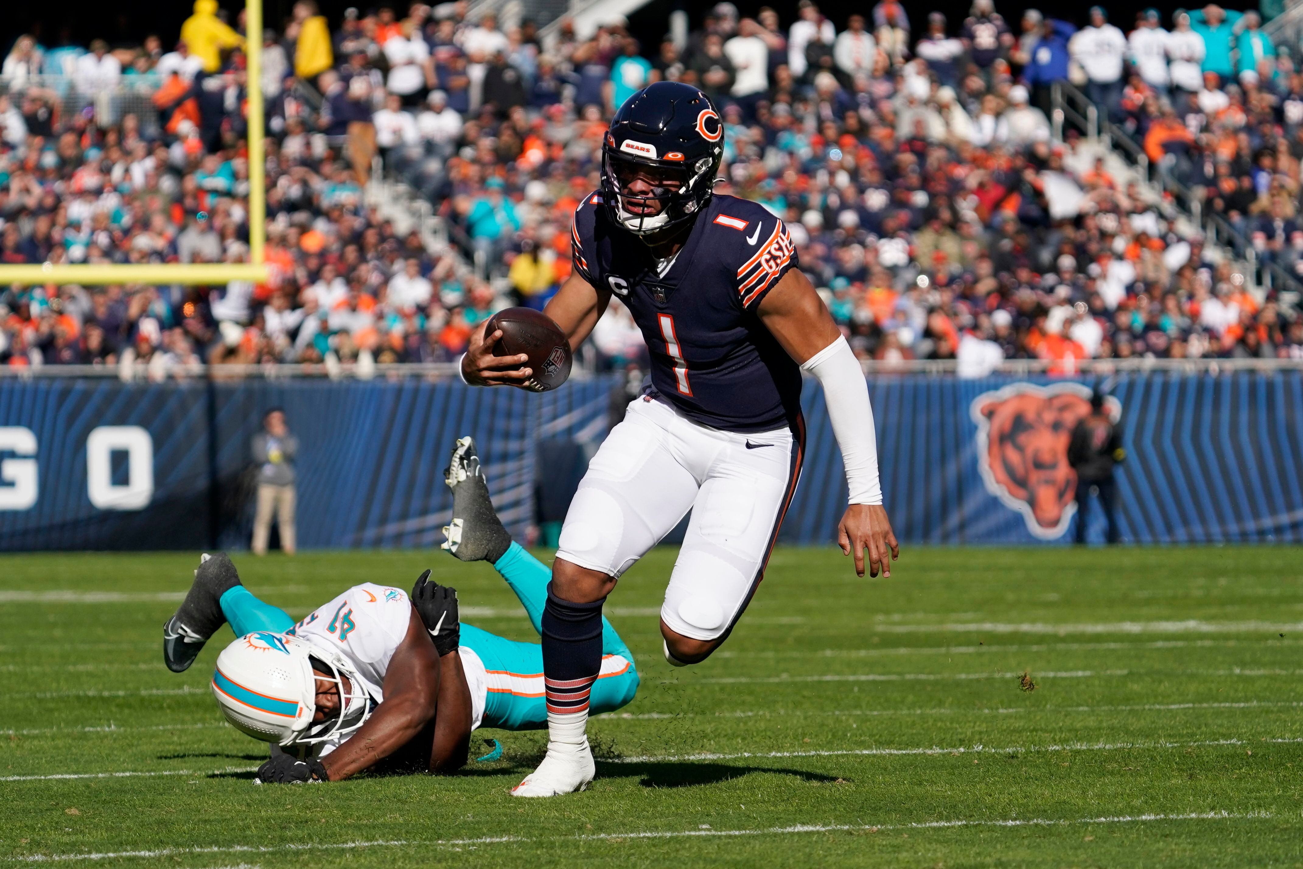 Chicago Bears tight end Jake Tonges catches a pass for a touchdown