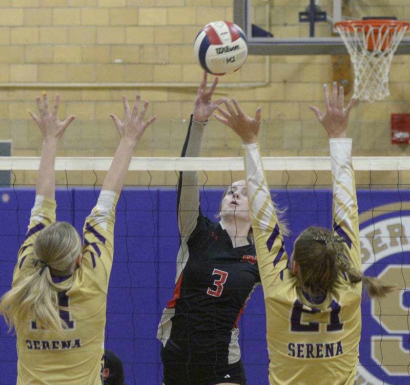 Woodland’s Sydney Ewing sets to tip the ball past Serena’s Lucy Kelley and Jenna Setchell in the first set Tuesday at Serena.