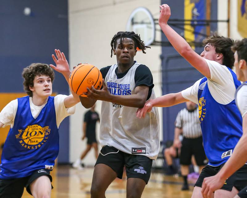 Riverside-Brookfield's Maurice Turner (24) drives to the basket at the Riverside-Brookfield Summer Shootout basketball tournament. June 22, 2024.