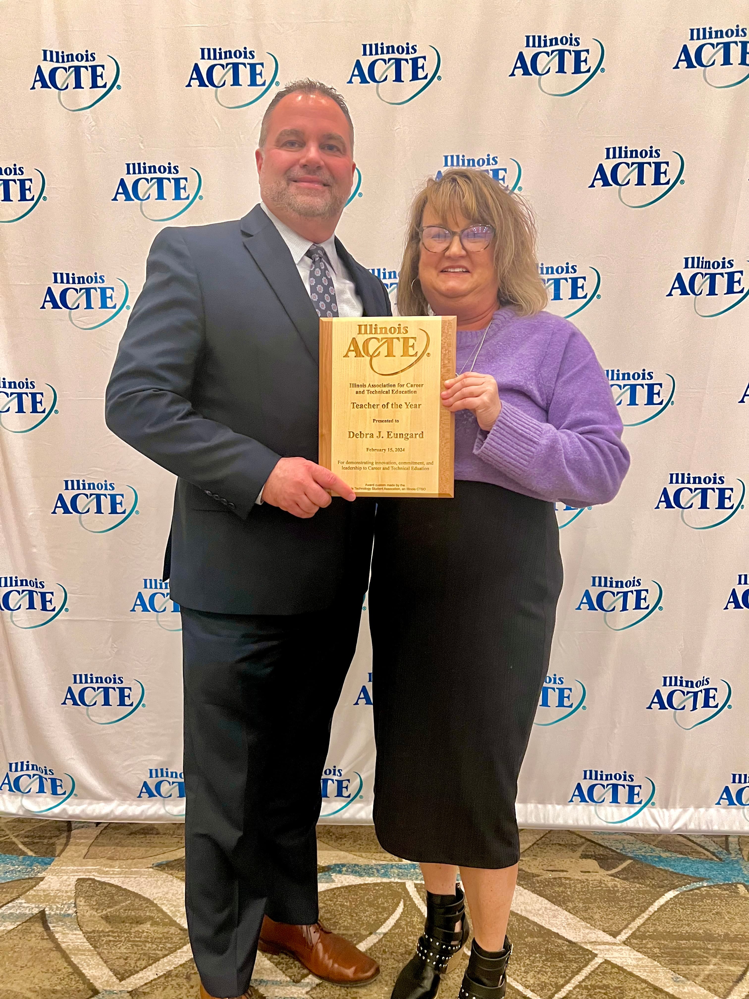 Lance Copes (left) and Deb Eungard with her IATCE Teacher of the Year award last Thursday.