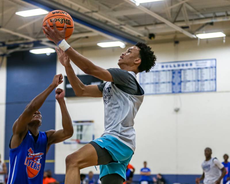 Oswego East's Myles Buchanan drives to the basket at the Riverside-Brookfield Summer Shootout basketball tournament. June 22, 2024.